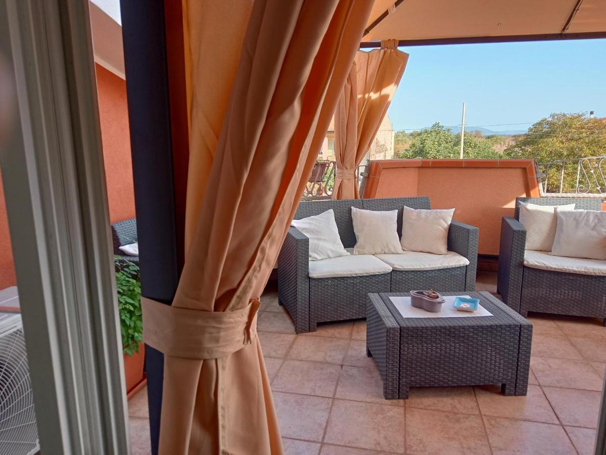 Casa Vacanza Le 2 Isole Suni Exteriör bild
