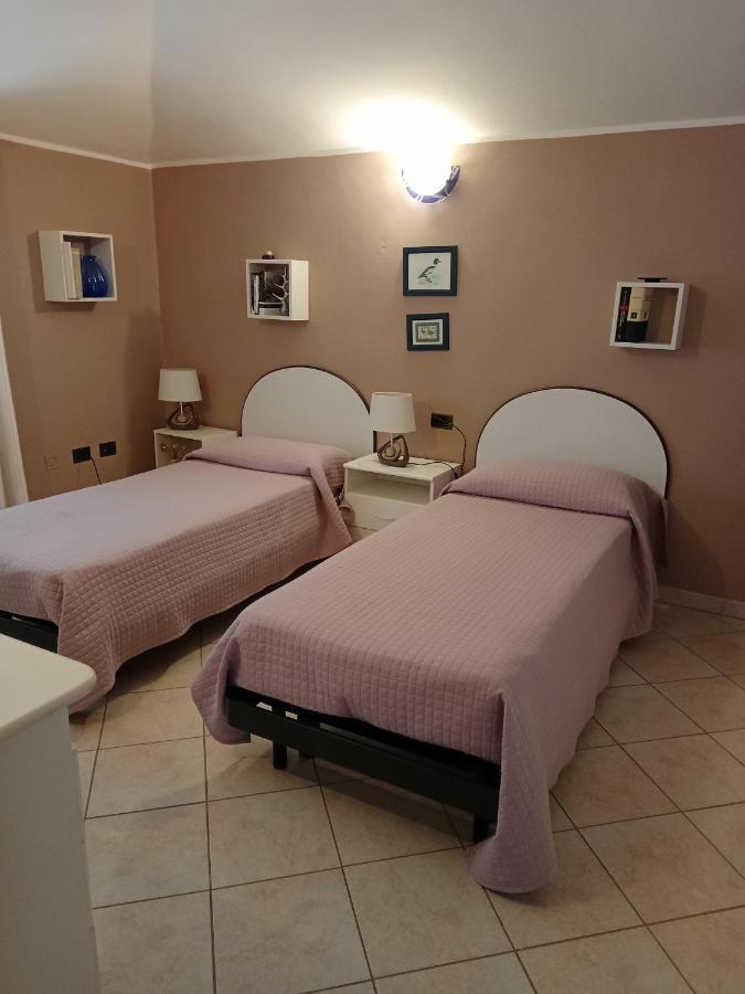 Casa Vacanza Le 2 Isole Suni Exteriör bild